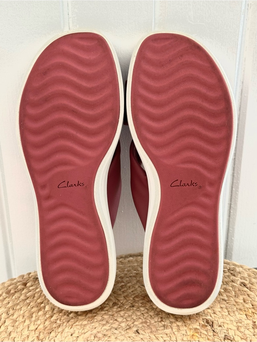 Clarks Women's Bow Thong Sandals in Dusty Rose - Picture 6 of 7